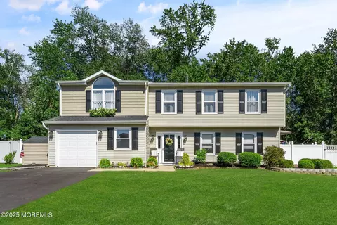 20 Appletree Rd, Howell, NJ 07731