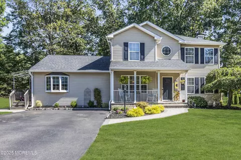 1 Sun Hollow Rd, Howell, NJ 07731