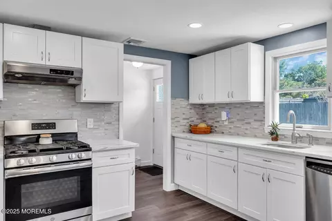Kitchen - 2144 Hollywood Dr, Forked River, NJ 08731 photo 5 of 8