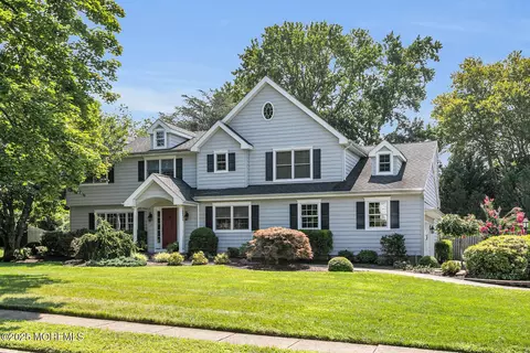 11 Mayflower Dr, Middletown, NJ 07748