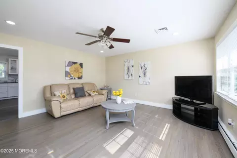 422 Maple Dr, Belford, NJ 07718
