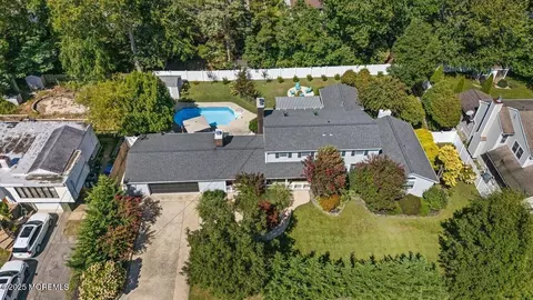 130 Cranmoor Dr, Toms River, NJ 08753