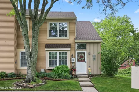 11 Alameda Ct, Eatontown, NJ 07724