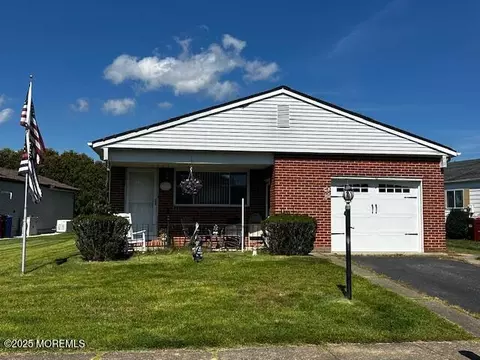 8 La Terraza Dr, Toms River, NJ 08757