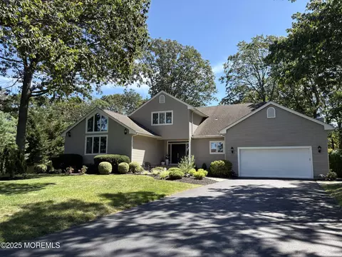 88 Windsor Dr, Eatontown, NJ 07724