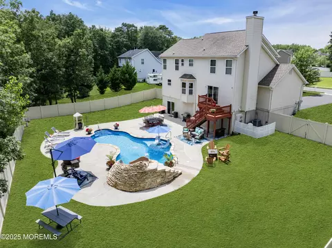 5 Maxim Ct, Jackson, NJ 08527