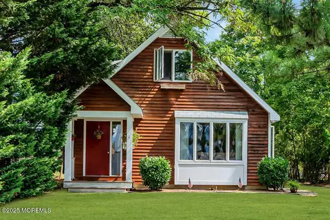 17 Woodrow St, Oakhurst, NJ 07755