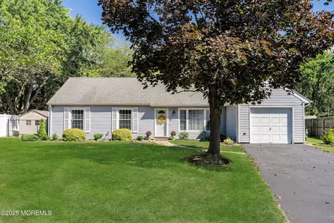 5 Dublin Ct, Toms River, NJ 08753