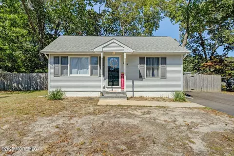 215 Laurel Dr, Bayville, NJ 08721