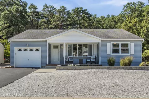 32 Castleton Dr, Toms River, NJ 08757