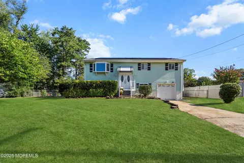 42 Georgian Blvd, Jackson, NJ 08527