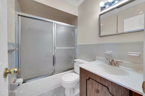 Bath - 1 Reef Pl, Brick, NJ 08723 photo 1 of 2