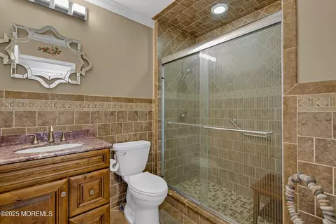 Bath - 7 Brielle Ct, Waretown, NJ 08758 photo 2 of 5