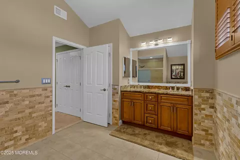 Bath - 7 Brielle Ct, Waretown, NJ 08758 photo 3 of 5