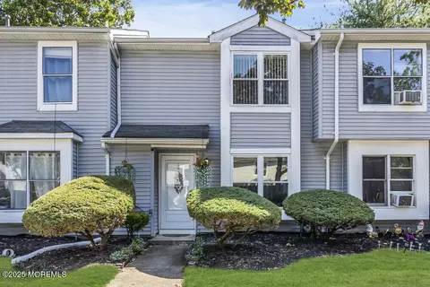 422 Woodlake Manor Dr, Lakewood, NJ 08701