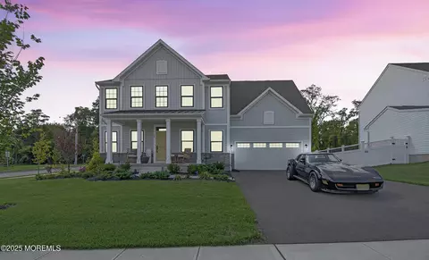 18 Annapolis St, Farmingdale, NJ 07727