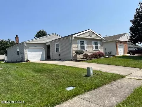 4 Augusta Ct, Toms River, NJ 08757