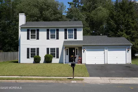 4 Mendon Dr, Howell, NJ 07731
