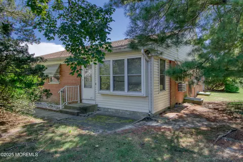 6 Hancock Dr #E, Whiting, NJ 08759