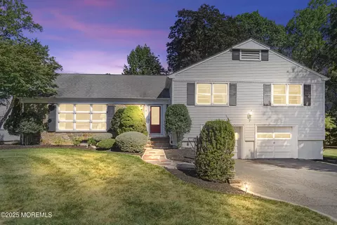 19 Edgewood Dr, Freehold, NJ 07728