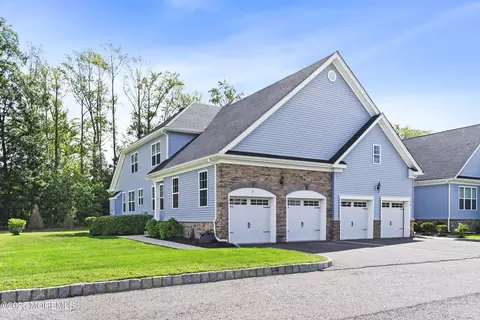 7 Remington Ct, Farmingdale, NJ 07727