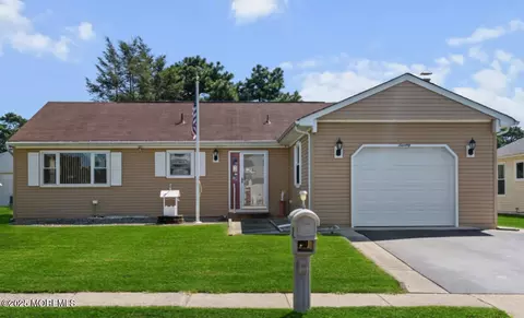 70 Innsbruck Dr, Toms River, NJ 08757
