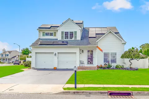 16 E Shenendoah Rd, Howell, NJ 07731
