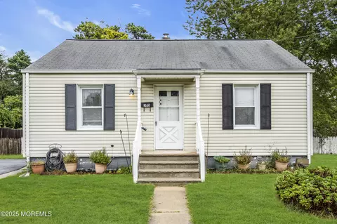 303 Manapaqua Ave, Lakehurst, NJ 08733