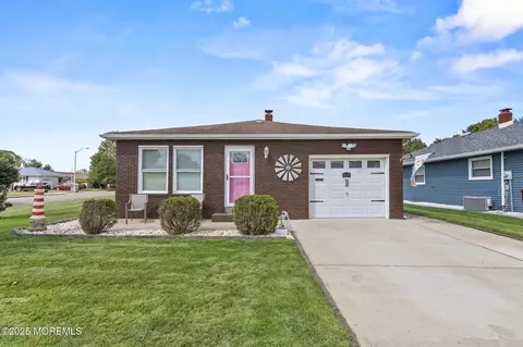 156 Guadeloupe Dr, Toms River, NJ 08757
