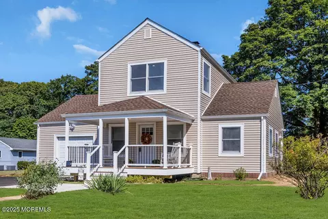 717 Holmdel Rd, Holmdel, NJ 07733