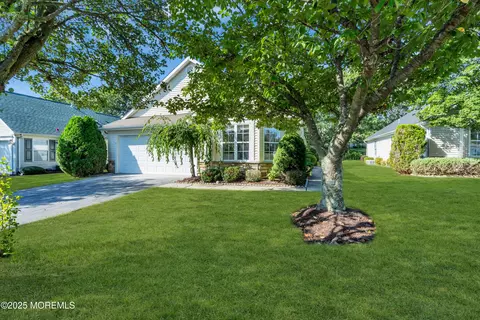 14 Wellington Ln, Lakewood, NJ 08701