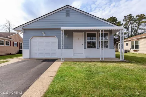 11 La Terraza Dr, Toms River, NJ 08757