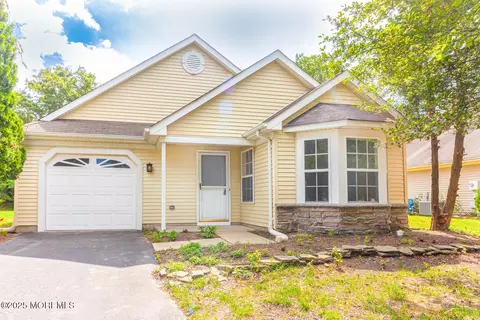 3 Winding River Rd, Lakewood, NJ 08701