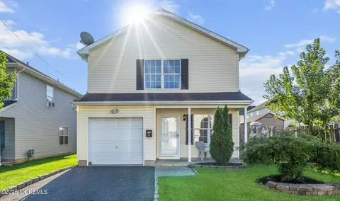 34 Van Dorn St, Keyport, NJ 07735
