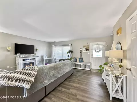 Living - 5 Forge Ct, Jackson, NJ 08527 photo 1 of 4