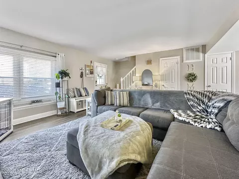 Living - 5 Forge Ct, Jackson, NJ 08527 photo 2 of 4