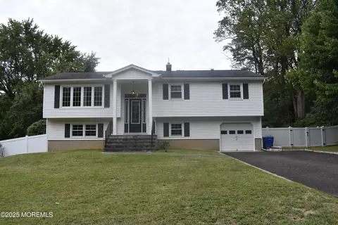164 Heights Ter, Middletown, NJ 07748