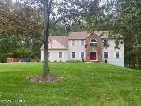 25 Pioneer Ct, Freehold, NJ 07728