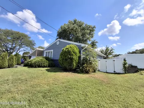 38 Hemlock Dr, Parlin, NJ 08859