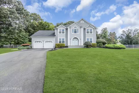 5 Crusade Ct, Manalapan, NJ 07726