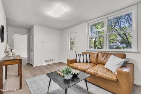 31 Cedar St, New Egypt, NJ 08533