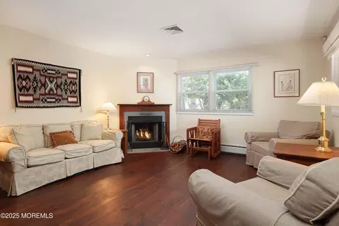 637 Compass Ave, Beachwood, NJ 08722