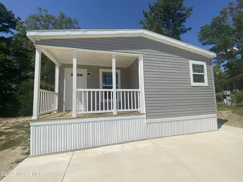 18 Maple Tree Ct, Manahawkin, NJ 08050