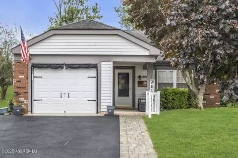 37 Westgate Pl, Manchester, NJ 08759