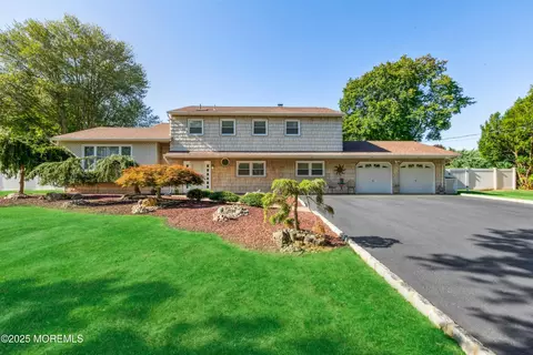 123 Woodcrest Dr, Freehold, NJ 07728