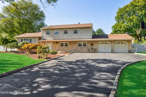 123 Woodcrest Dr, Freehold, NJ 07728