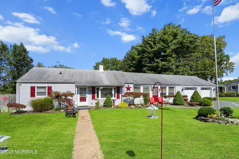 5 Bucks Ln, Marlboro, NJ 07746