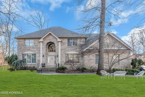 21 Old Queens Ct, Eatontown, NJ 07724