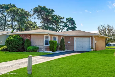 6 Heywood Ct, Brick, NJ 08724