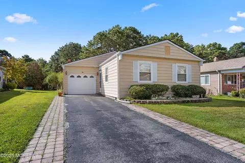 77 Chesterfield Ln, Toms River, NJ 08757